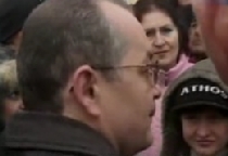 Emil Boc, asediat la Guvern de protestatari: De ce luaţi numai de la săraci? (VIDEO)