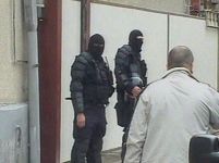 Mascaţi vs. militanţi anti-Nato. 10 germani, arestaţi. 3 străini, reţinuţi pe stradă (VIDEO)