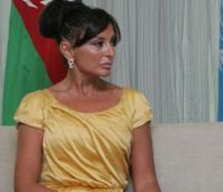 Cea mai frumoasă prezenţă a summitului - Prima doamnă a Azerbaijanului (FOTO)