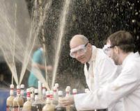 Nebunia Mentos: 1.300 belgieni au stabilit un record de gheizere cu Cola dietetică (VIDEO) Nebunia Mentos: 1.300 belgieni au stabilit un record de gheizere cu Cola dietetică (VIDEO)