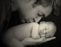 Copiii concepuţi de bărbaţi trecuţi de 45 de ani prezintă risc dublu de moarte prematură