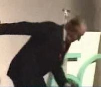 Regele Spaniei s-a &icirc;mpiedicat şi a căzut peste spectatori, la un forum economic (VIDEO)