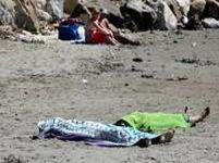 Indiferenţă &icirc;n Italia: Turiştii fac plajă l&acirc;ngă cadavrele a două fetiţe de etnie rromă