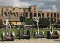 La Roma turiştii pe trotinete sunt coordonaţi de o rom&acirc;ncă