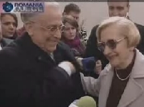 Ion Iliescu alaturi de Nina sotia sa Romanii vor vota si partidul si persoana