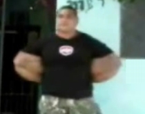 ŞOCANT: Şi-a injectat braţele până i-au explodat muşchii şi a murit (VIDEO)