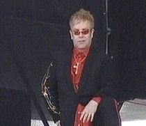 Elton John sta doar patru ore in Romania