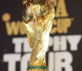 Pentru prima dată în istorie Coca-Cola aduce trofeul Cupei Mondiale de Fotbal FIFA în România thumbnail