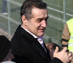 Gigi Becali îşi reia studiile. Patronul Stelei este în anul III la Drept thumbnail