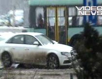 Cum să parchezi în mijlocul intersecţiei şi să scapi şi de poliţie şi de hingherii de maşini (VIDEO)
