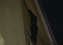 S-a atarnat de balcon
