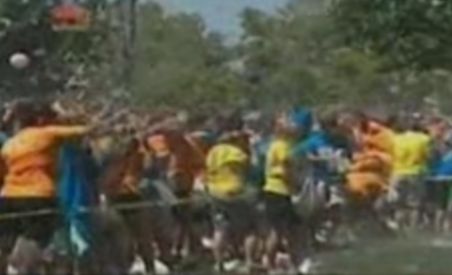 SUA. Mii de studenţi s-au bătut într-un campus cu 120.000 de baloane cu apă pentru un loc în Cartea Recordurilor (VIDEO)