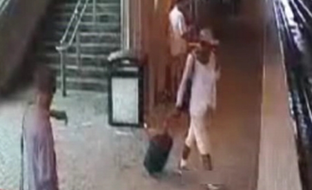 SUA. O femeie nevăzătoare a căzut în faţa metroului (VIDEO)
