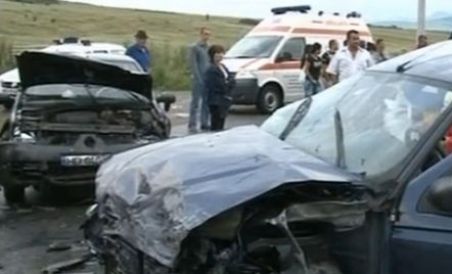 Infotrafic. Patru oameni la spital, după ce un hunedorean a intrat cu maşina într-un microbuz (VIDEO)
