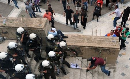 Ciocniri violente în Grecia, între şoferii de cisterne şi poliţişti