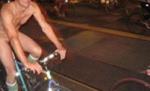 Bărbat surprins în timp ce făcea sex cu... bicicleta