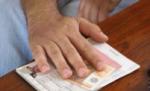 Nu s-a mai putut opri! Un poliţist milionar în euro a fost prins luând şpagă 600 de lei