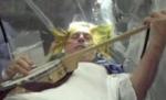 Un muzician a cântat în timp ce era operat pe creier (VIDEO)

