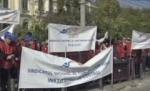 Funcţionarii publici pichetează Guvernul pentru măriri salariale de 50%