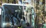 Atac electoral cu focuri de armă şi pietre, asupra autocarului PSD care îl transporta pe Mircea Geoană