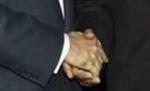 Bush s-a curăţat cu soluţie dezinfectantă după ce i-a strâns mâna lui Obama