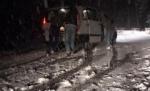 Iarna ne ia prin surprindere. Zeci de maşini blocate în Maramureş din cauza zăpezii