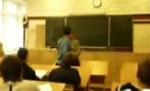 Profesor, bătut de un elev chiar în sala de clasă (VIDEO) 
