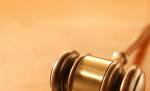 O judecătoare, suspendată după ce a încercat să sărute cu forţa un avocat