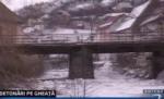 Sibiu. Pirotehniştii au aruncat în aer un pod de gheaţă format pe râul Sadu
