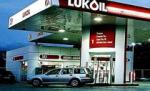 Lukoil scumpeşte benzina cu 14 bani pe litru
