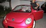 50 de ani de Barbie, sărbătoriţi printr-o ediţie specială Volkswagen Beetle (FOTO)