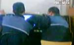 Doi poliţişti în acţiune la păcănele (VIDEO)