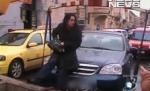 O tânără din Craiova s-a urcat pe capota maşinii pentru a nu-i fi ridicat autoturismul (VIDEO)