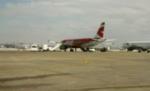 Incident aviatic la Arad: Cursă amânată şase ore, după ce o bucată din asfalt s-a desprins la aterizarea avionului
