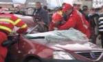 Maşină zdrobită de un limitator de înălţime, la Sânpetru: Un om a murit, iar altul este rănit (IMAGINI ŞOCANTE)
