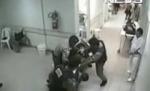Un bărbat a fost omorât în bătaie de poliţişti, în faţa camerelor de filmat (VIDEO)
