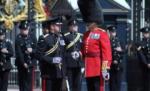 Ofiţeri din garda reginei Marii Britanii, acuzaţi că s-au fotografiat pe tronul regal