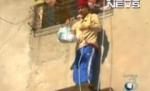 Bucureşti: Bebeluş salvat în ultima clipă din incendiu (IMAGINI SPECTACULOASE)
