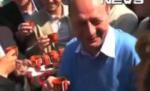 Traian Băsescu, stânjenit de jurnalişti: ?Lăsaţi camerele, ca să beau ţuica asta!? (VIDEO)