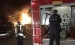 Două maşini, cuprinse de flăcări în cartierul bucureştean Rahova (VIDEO)