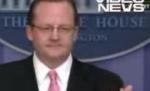 Purtătorul de cuvânt al lui Obama a aruncat telefonul unui jurnalist (VIDEO)