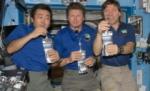 Astronauţii au băut pentru prima dată apă reciclată din propria urină (VIDEO)