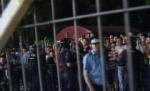 A venit vremea rea. 200 de fani furioşi au aruncat cu pietre în jucătorii lui Dinamo (VIDEO)