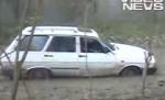 Cu Dacia la munte! Vezi cum arată o maşină ?înghiţită? de noroi (VIDEO)