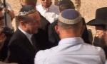 Un altfel de bileţel: Traian Băsescu şi-a lăsat o dorinţă la Zidul Plângerii din Israel (VIDEO)