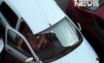 Încăpăţânare extremă: Parchează într-un loc prea îngust şi nu poate să coboare din maşină (VIDEO)