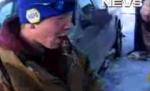 Un ?ospăţ? chiţăitor. Un tânăr mănâncă un şoarece mort (VIDEO)
