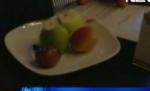 Boc le-a oferit fructe proaspete colegilor din Cabinet, pentru a promova produsele româneşti (VIDEO)