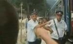 Scandal în tren: Patru tineri s-au bătut cu controlorii pentru că nu s-au înţeles la bani (VIDEO)