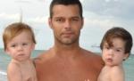 Ricky Martin, un tată mândru. Cei doi gemeni ai artistului, pozaţi pe plajă (FOTO)